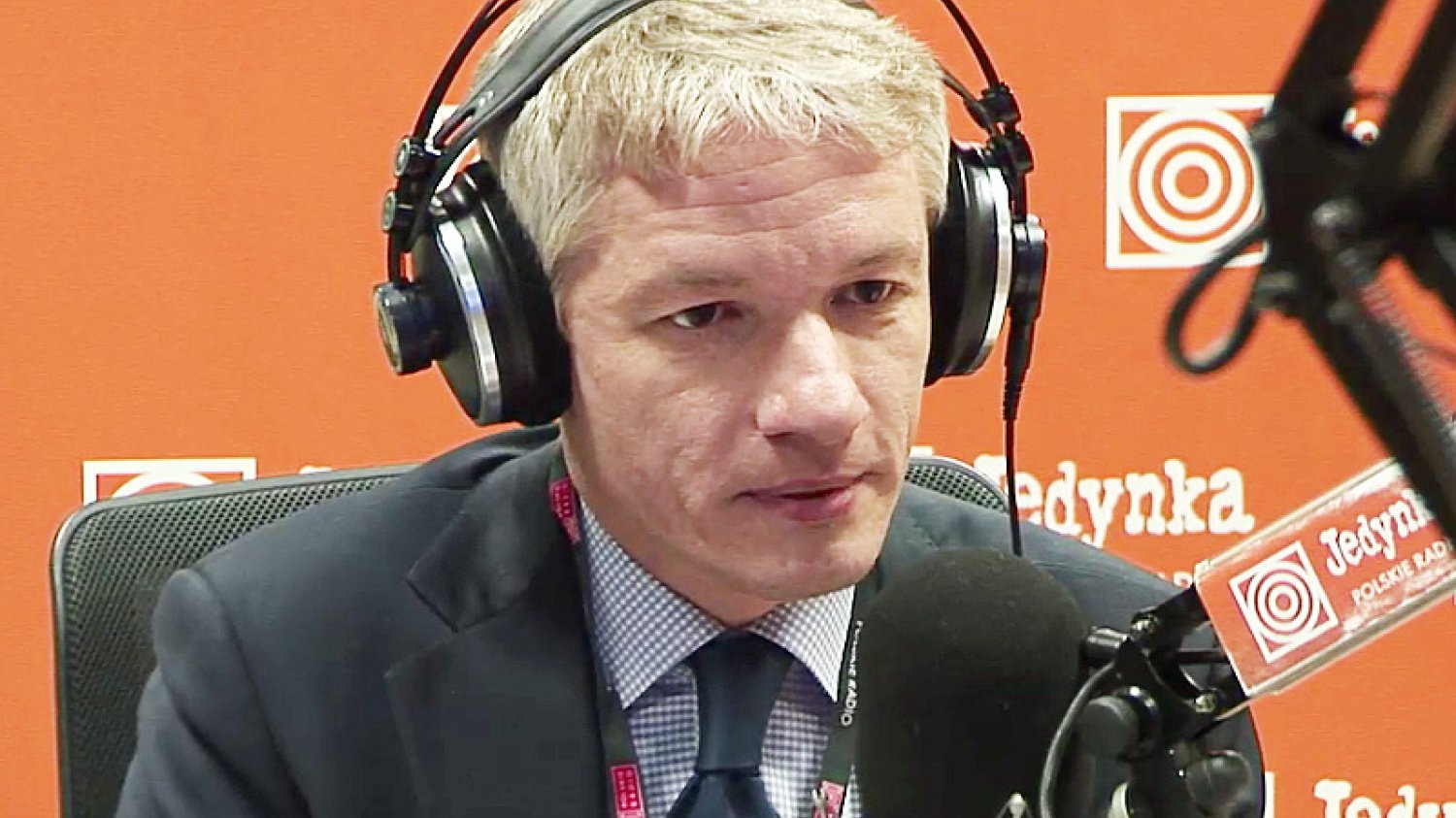 Dziennikarz Wojciech Dąbrowski miał stracić pracę w Polskim Radiu. Przez piątkowy wywiad z premier Beatą Szydło, w którym zadawał jej trudne pytania.
