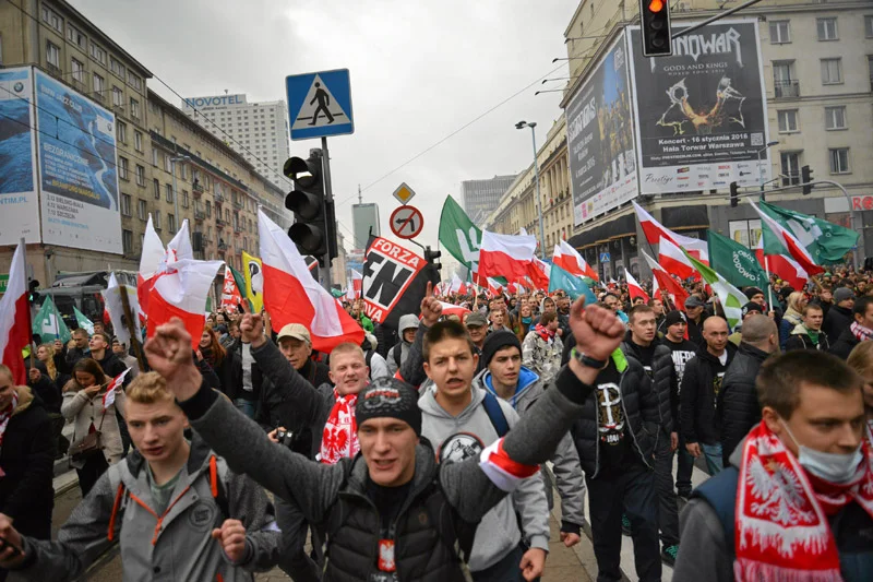 Na protestach KOD nie ma tyle młodych Polaków, co na Marszach Niepodległości i innych skrajnie prawicowych wydarzeniach.