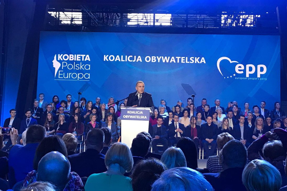 Grzegorz Schetyna przemawiał długo i energicznie.