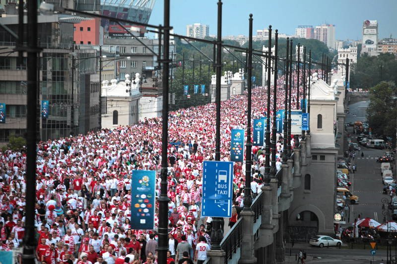 Kibice wracają Mostem Poniatowskiego po meczu otwarcia Euro 2012