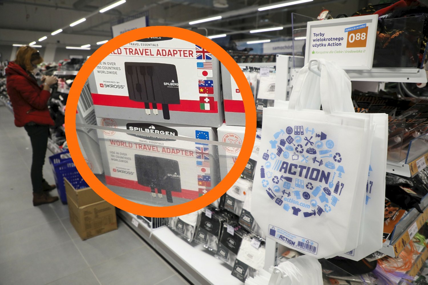 Adapter do gniazdka za granicą. Niezbędnik turysty można kupić w Action