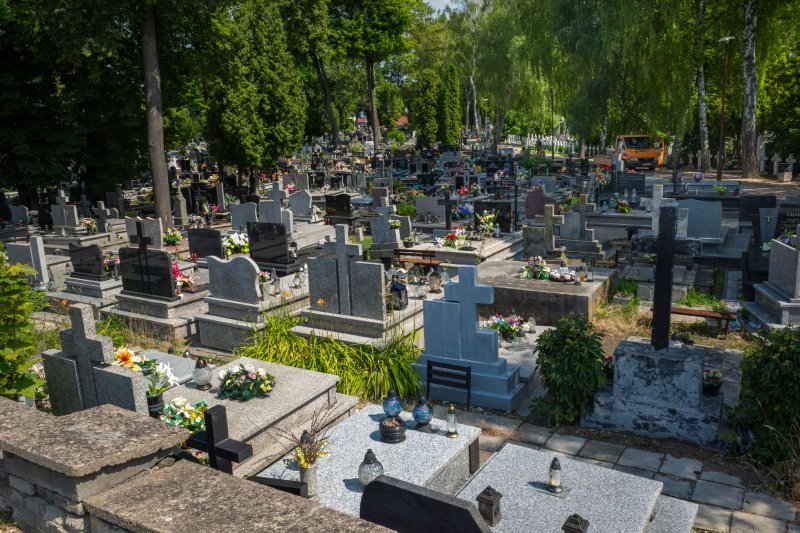 Policja prowadzi postępowanie w sprawie wypadku, do którego doszło na cmentarzu komunalnym w Nowym Sączu.