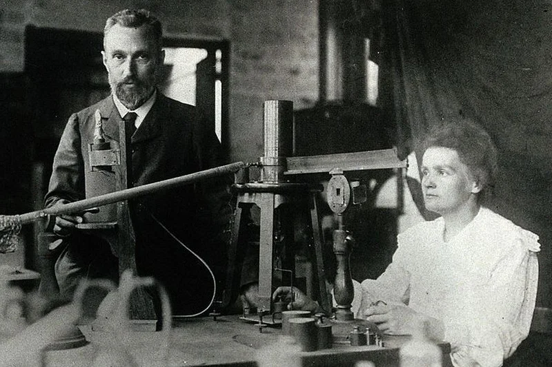 Maria Skłodowska-Curie i Piotr Curie przy pracy w laboratorium.