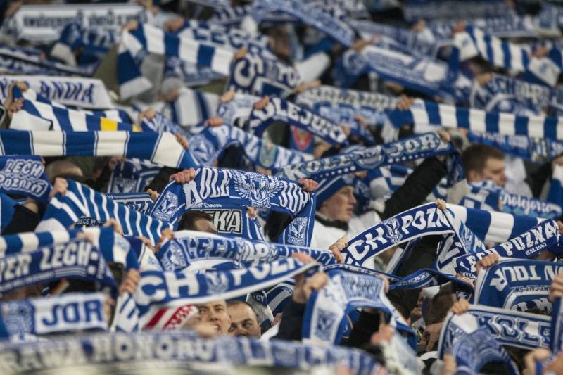 Kibice wracają na stadiony. Komentuje prof. Gut.