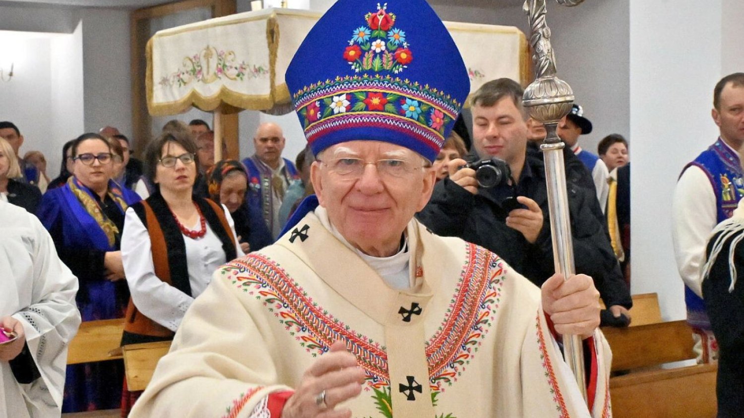 Abp Jędraszewski wyrzuca z domu proboszcza, bo chce zająć dla siebie całą kamienicę