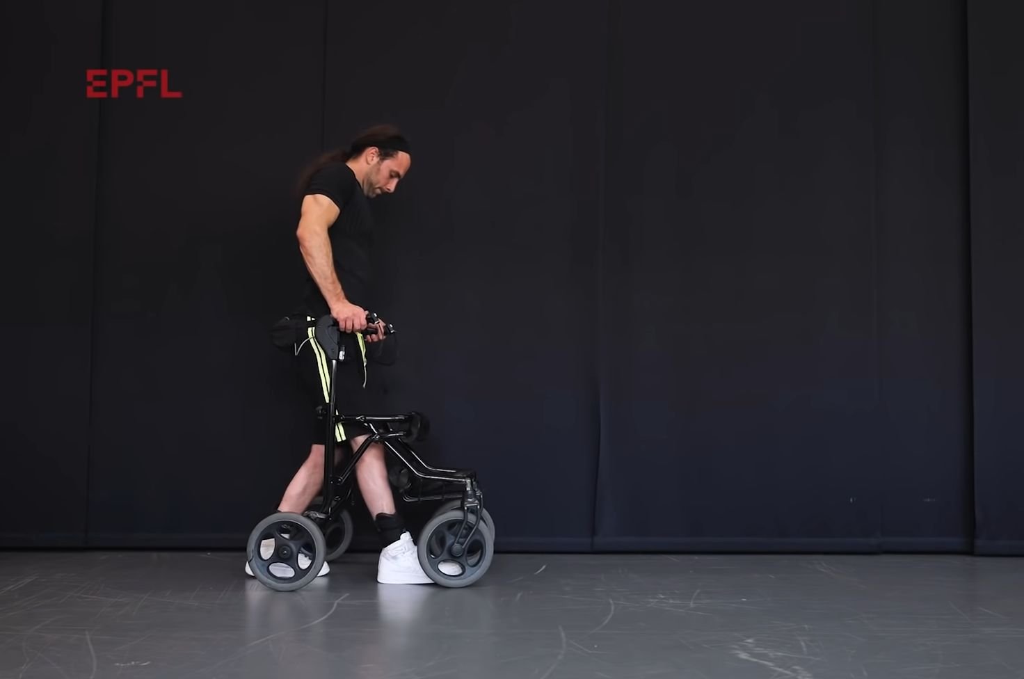 Dzięki specjalnym elektrodom w kręgosłupie sparaliżowany mężczyzna może wstawać i spacerować.