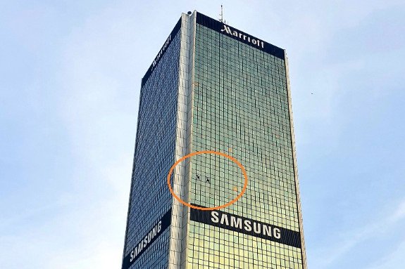 Wspinaczka bez zabezpieczenia na Hotel Marriott w Warszawie. Mężczyźni ukarani mandatami