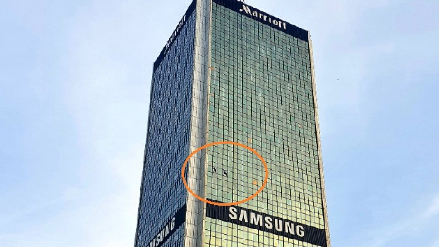 Wspinaczka bez zabezpieczenia na Hotel Marriott w Warszawie. Mężczyźni ukarani mandatami