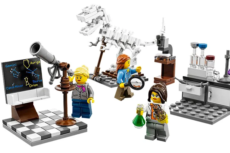 Po krytyce małych fanów, LEGO postanowiło łamać stereotypy i figurki kobiet przestają być jedynie częścią zestawów przedstawiających kuchnię, czy plażę, ale także naukowców.