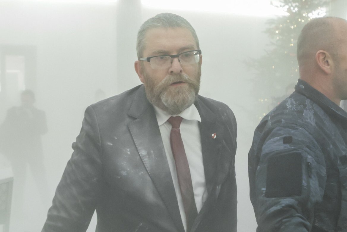 Braun z gaśnicą w Sejmie. Poszkodowana kobieta ma nadal problemy zdrowotne.