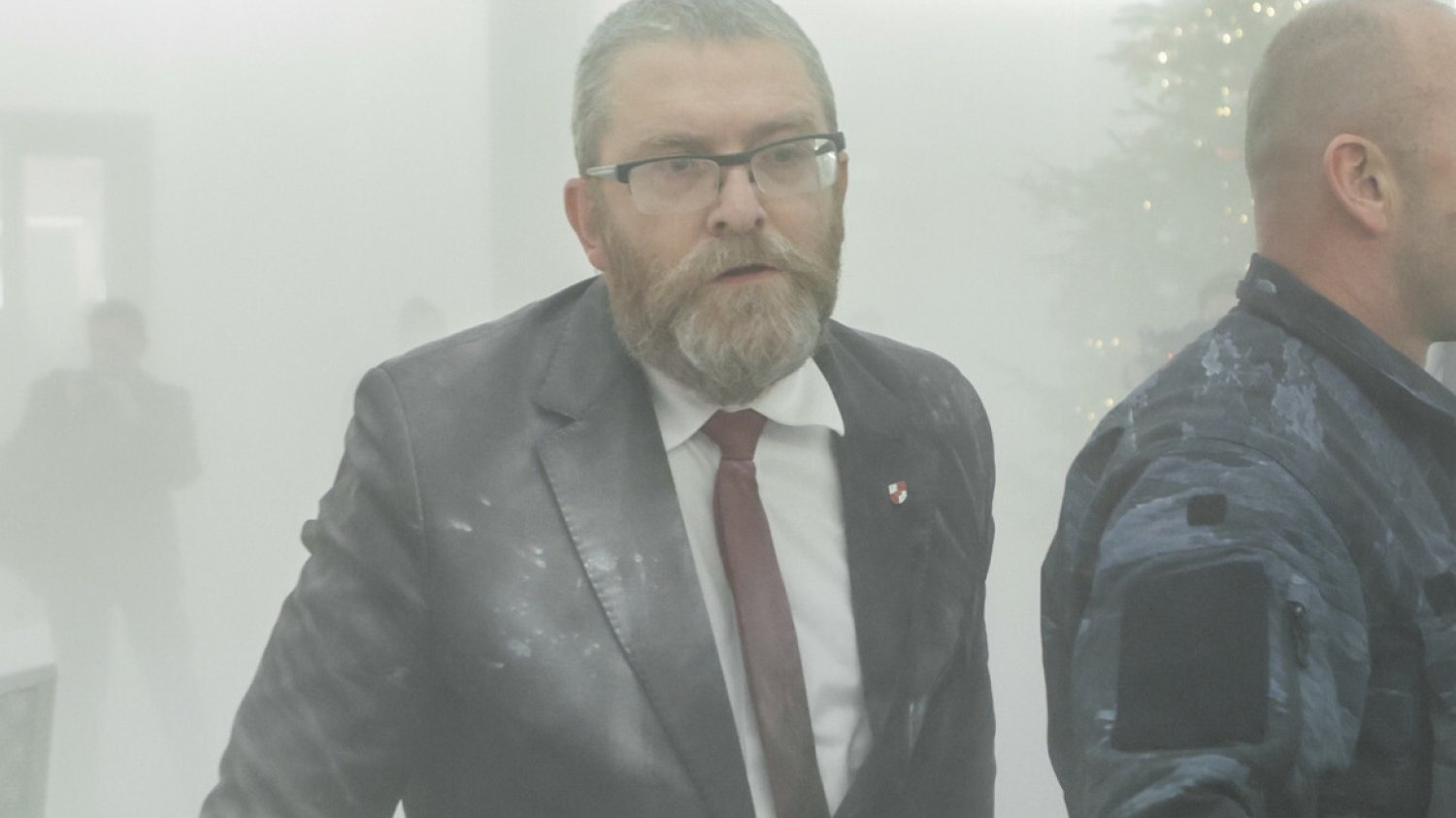 Braun z gaśnicą w Sejmie. Poszkodowana kobieta ma nadal problemy zdrowotne.