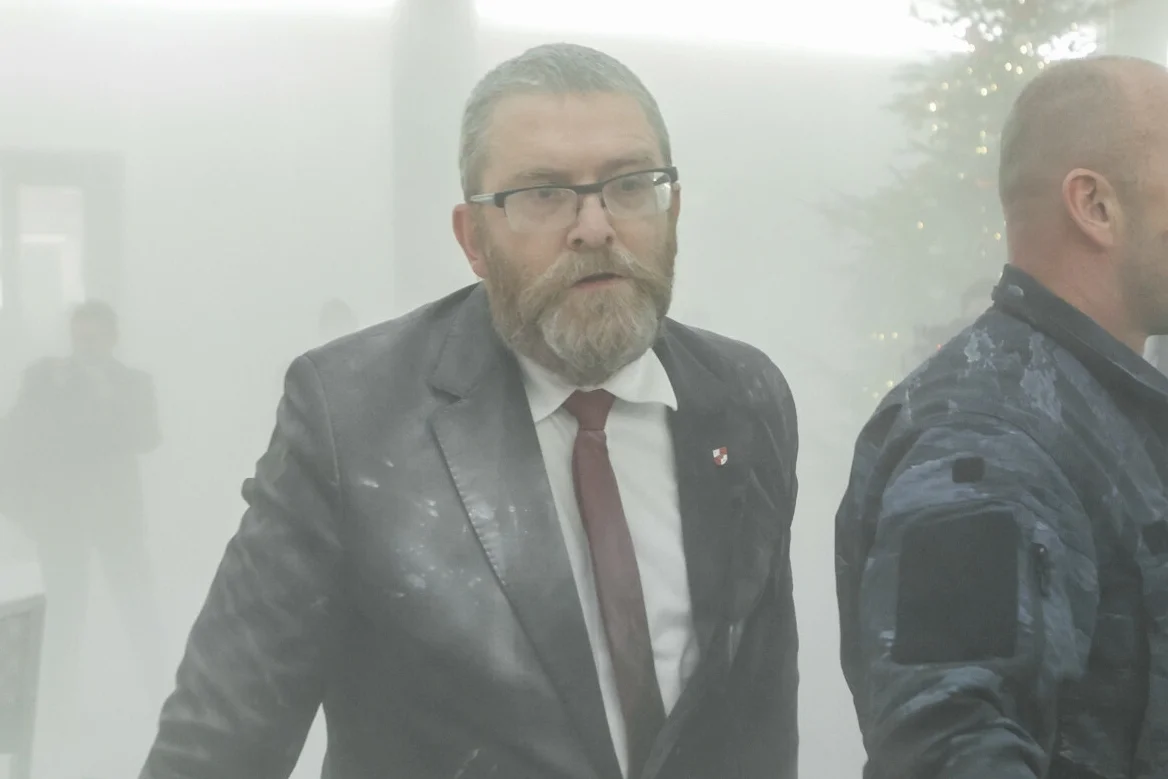 Braun z gaśnicą w Sejmie. Poszkodowana kobieta ma nadal problemy zdrowotne.