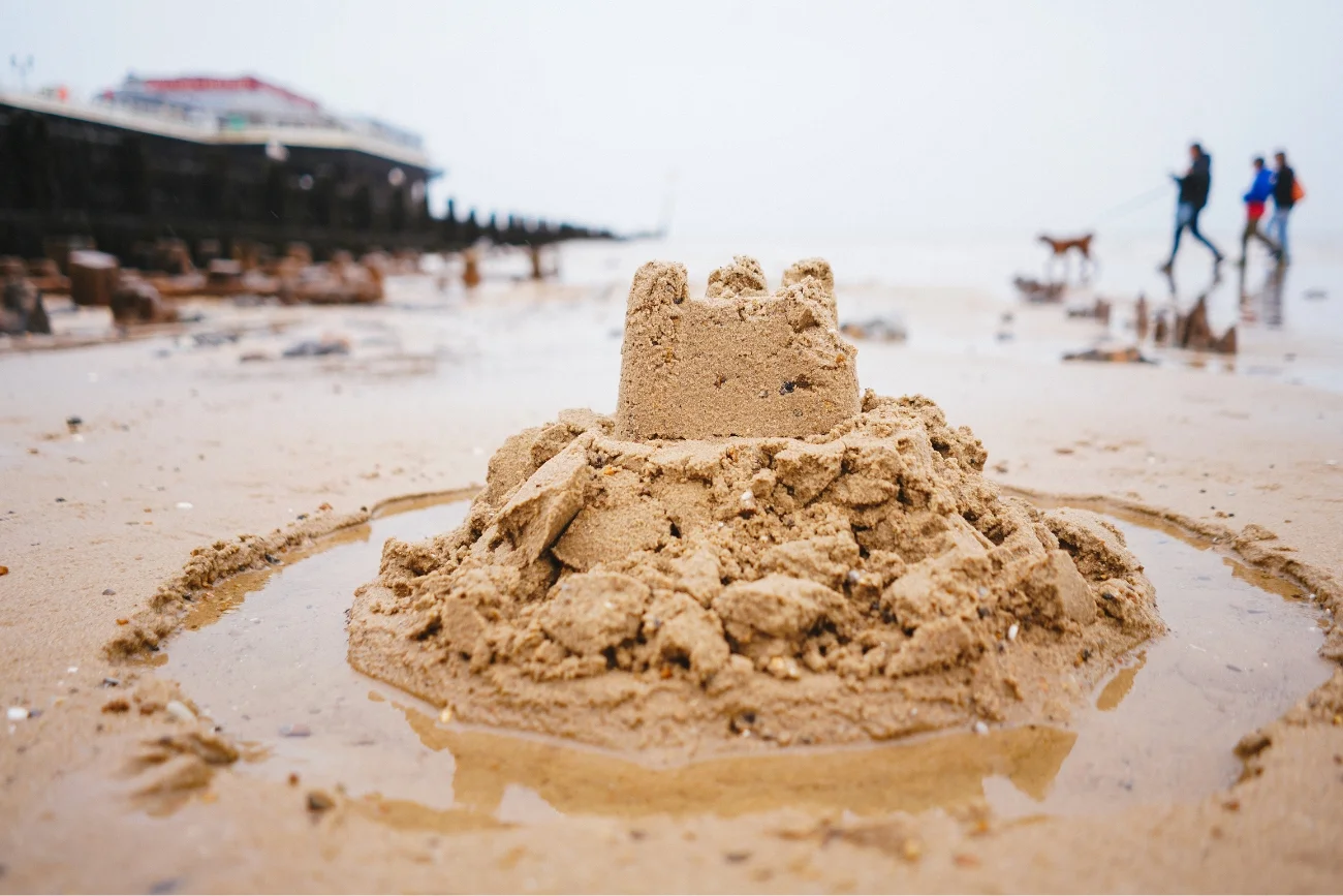 zamek z piasku na plaży