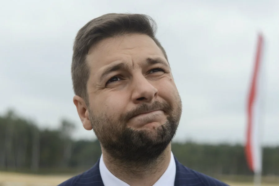 Patryk Jaki chwali się ukończeniem prestiżowej szkoły biznesu w Barcelonie. Prawda jednak wygląda nieco inaczej.