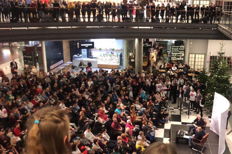 Na spotkaniu z Biedroniem w Poznaniu przyszło kilkaset osób.