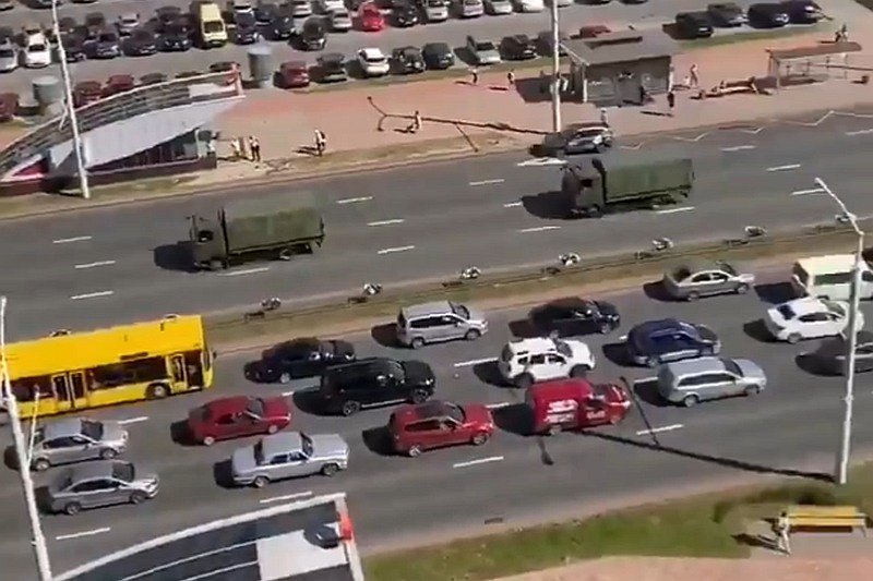 Mińsk. Szpaler wojskowych ciężarówek. Władze szykują się na kolejne starcia z obywatelami protestującymi przeciwko sfałszowanym wyborom?