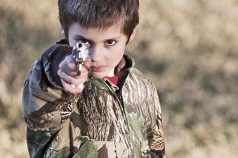 Chłopcy uczący się przemocy podczas zabaw w wojnę będą odważniejsi i bardziej męscy?