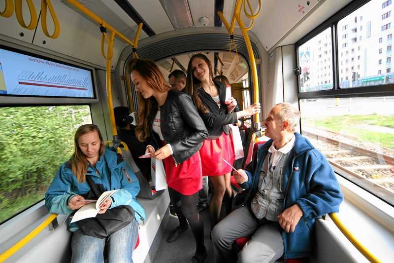 Komu ustępować miejsca w komunikacji miejskiej?