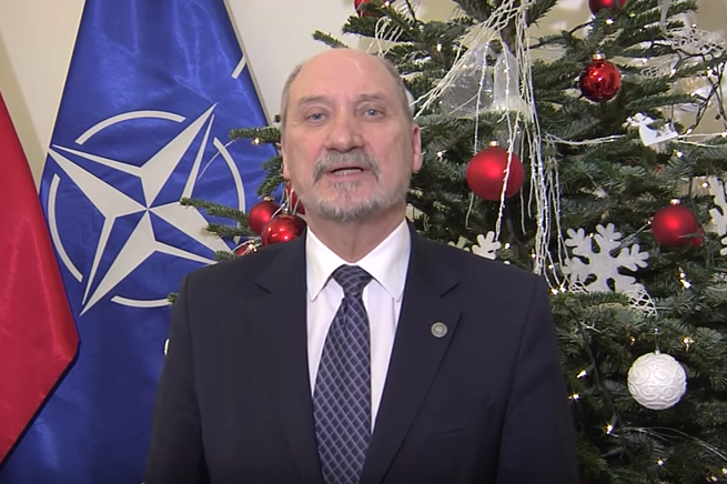 Minister Macierewicz przy okazji składania życzeń świątecznych promował politykę PiS.