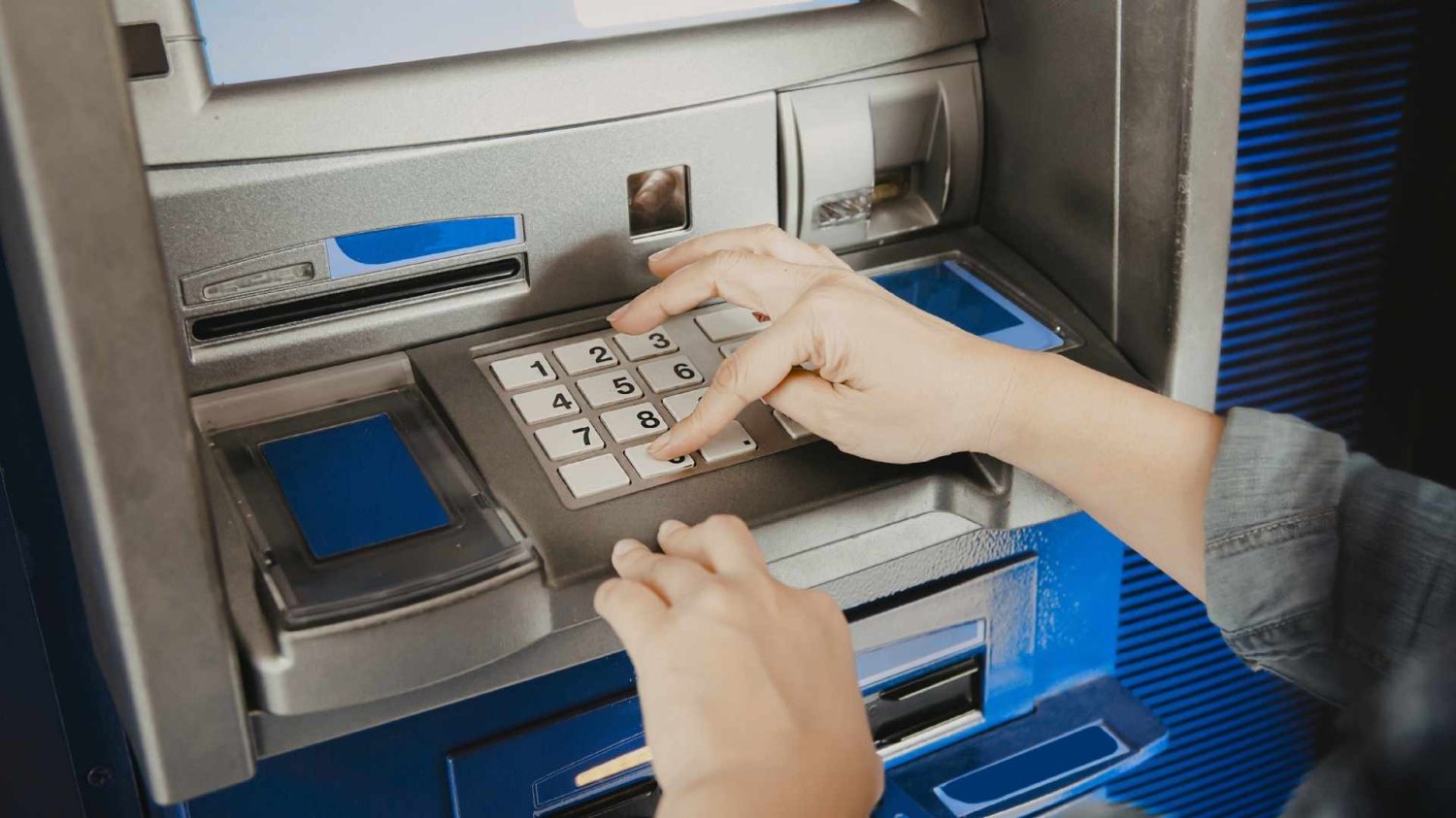 bankomaty oszustwo pko bp Nakładka na czytnik, fałszywa klawiatura, mikrokamera. PKO BP przypomina, na co patrzeć przed wpisaniem PIN-u.