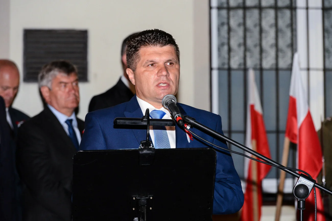 Burmistrz Wielunia Paweł Okrasa nie wycofał się z organizacji gali MMA-VIP Marcina Najmana.