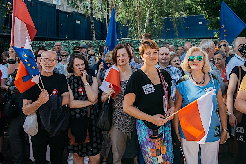 Oni przerazili Tvp Info! To jej zdaniem puczyści i bojówkarze opozycji, którzy chcą obalić legalnie wybrane władze