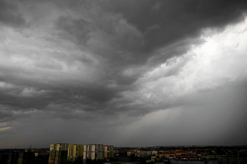 W środę w kilku województwach zanosi się na porywisty wiatr i opady deszczu.