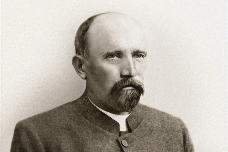 Pionierem blendowania whisky był pochodzący z rolniczej rodziny George Ballantine. W 1872 roku, w wieku zaledwie 19 lat, rozkręcił on własny biznes, otwierając w Edynburgu pierwszy sklep z produkowaną przez siebie whisky blended