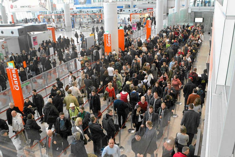 Kolejki na Okęciu w lutym 2013 roku.