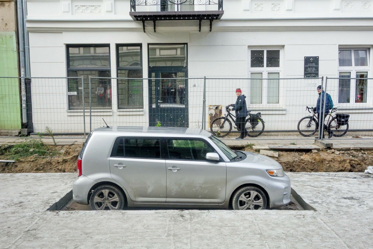 Zabetonowane auto z Łodzi zniknęło pod osłoną nocy