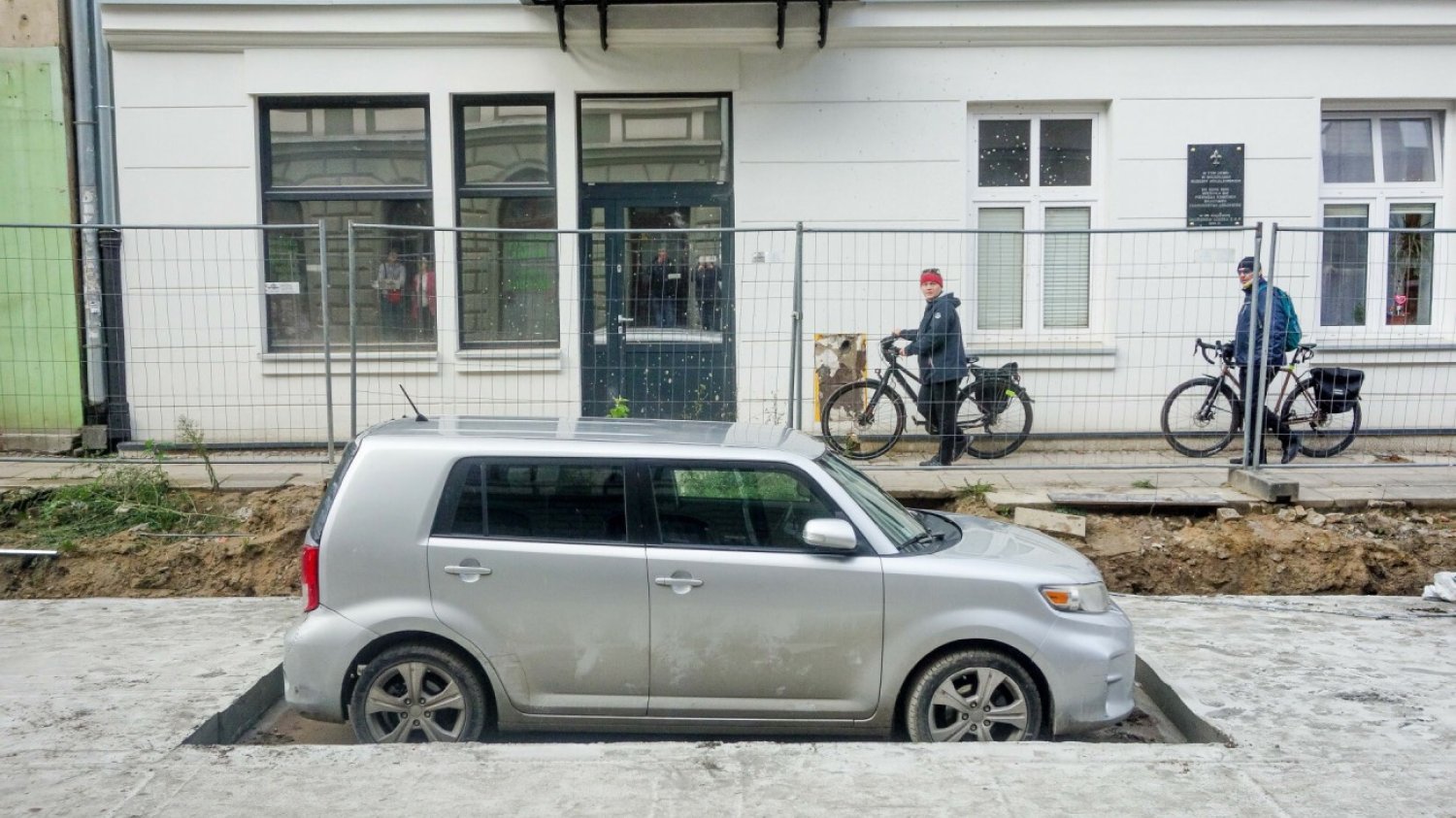 Zabetonowane auto z Łodzi zniknęło pod osłoną nocy