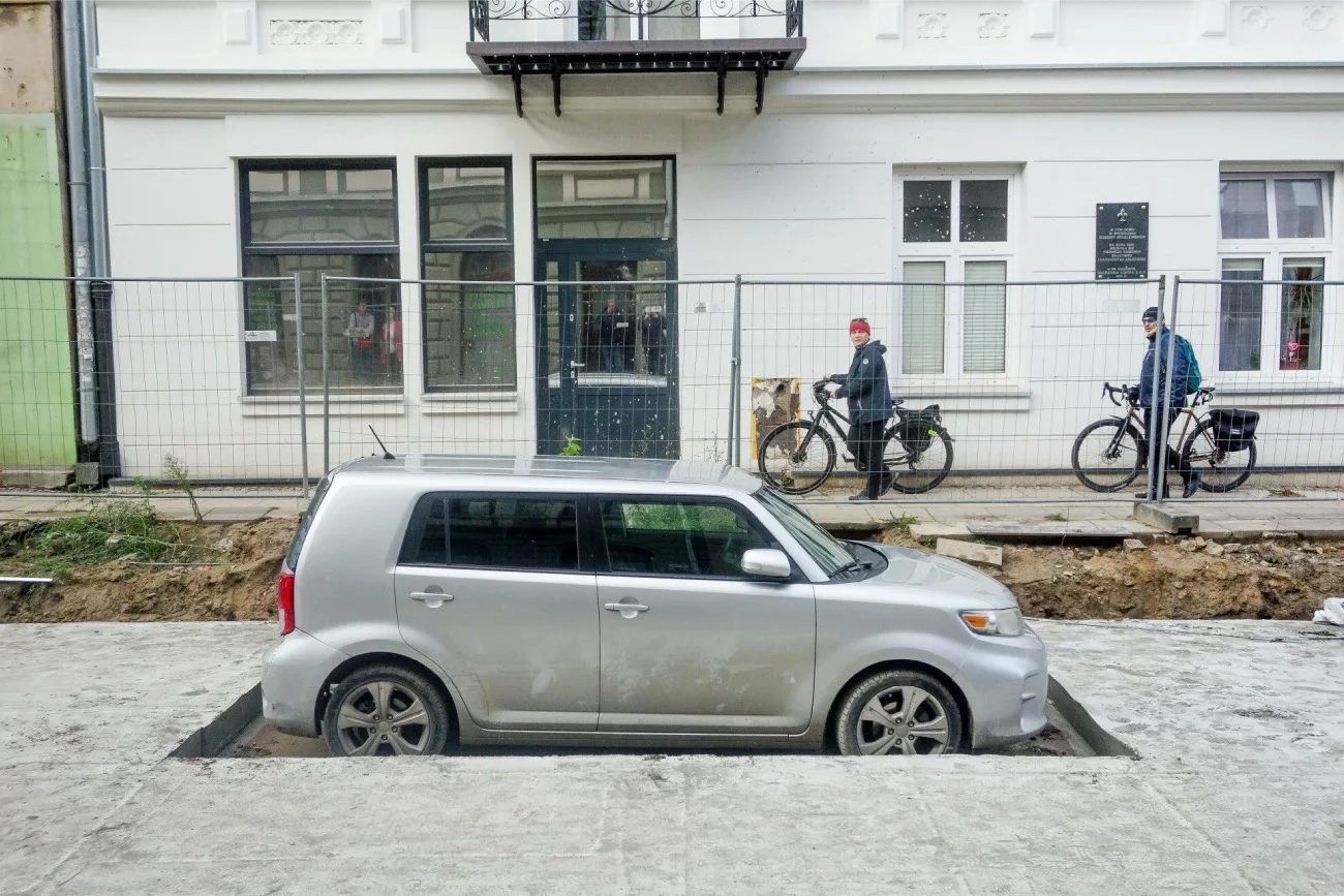 Zabetonowane auto z Łodzi zniknęło pod osłoną nocy