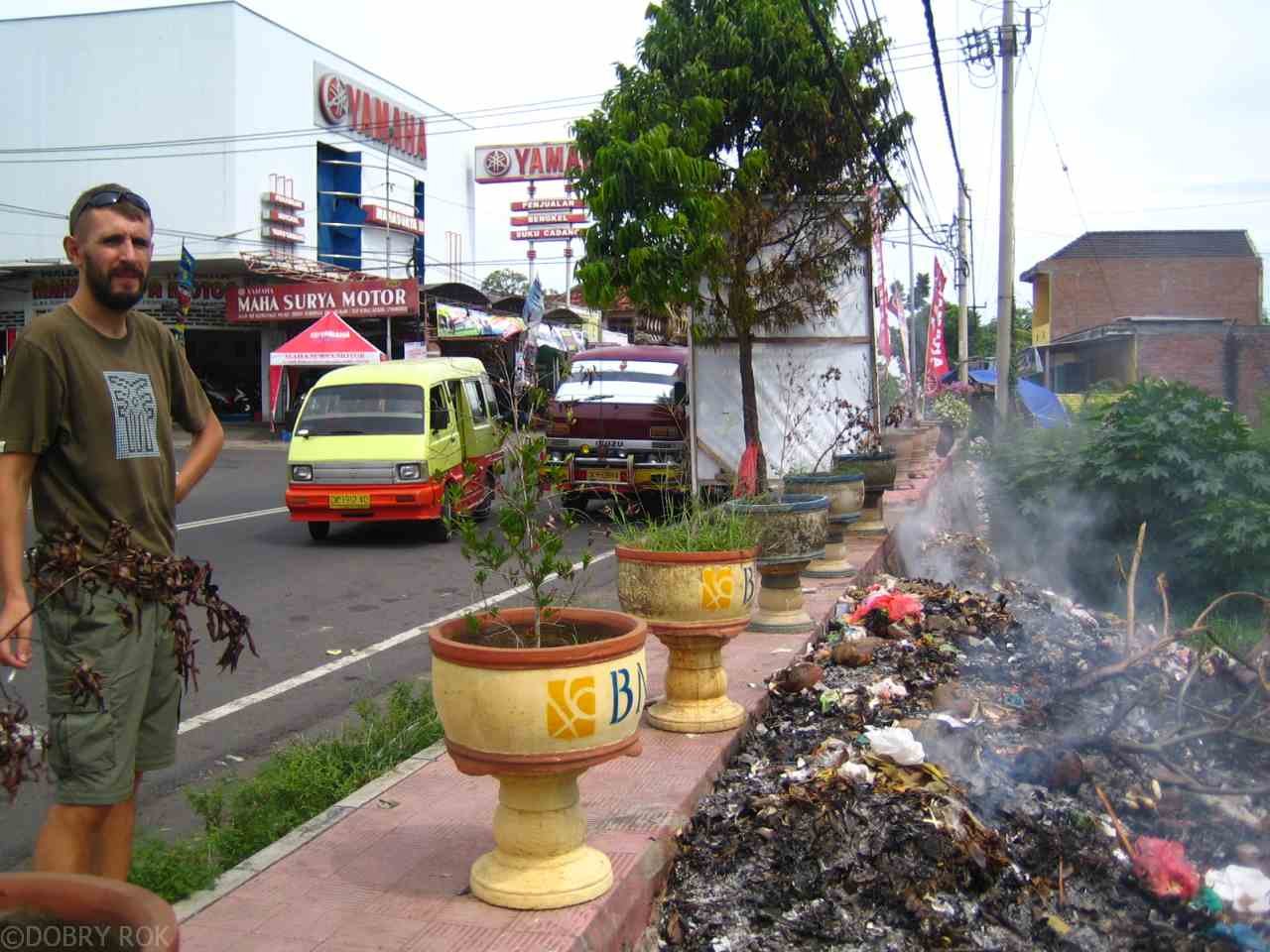 Przystanek autobusowy w miejscowości Singaraya, Bali