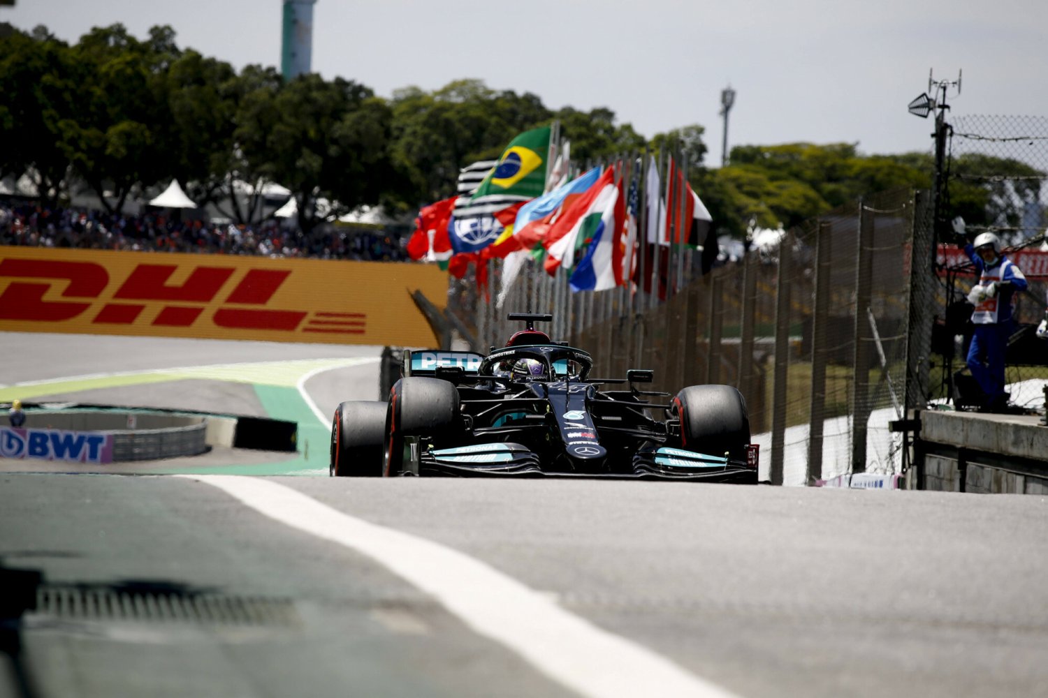 Lewis Hamilton odrabiał straty przez dwa dni, ale ostatecznie wygrał rywalizację w Sao Paulo