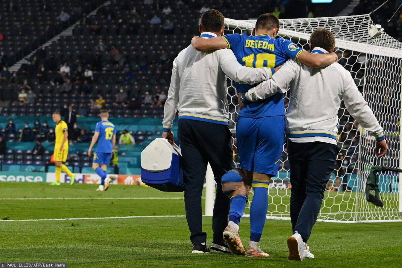 Artem Besedin opuszcza boisko z poważnym urazem w meczu ze Szwecją