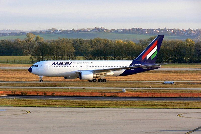Boeing 767/200ER po lądowaniu na lotnisku w Budapeszcie (2008)