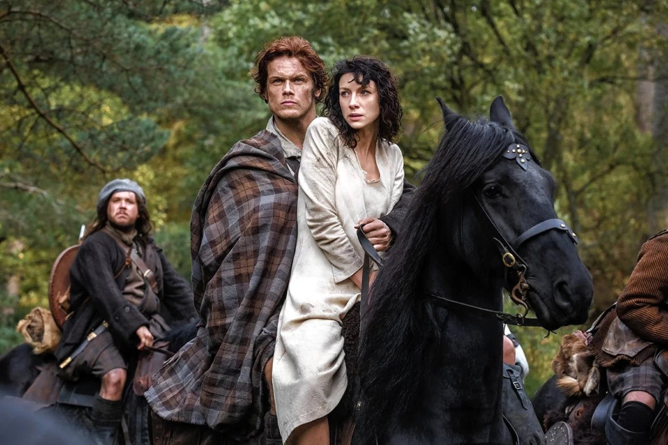 Caitriona Balfe i Sam Heughan w serialu "Outlander".
