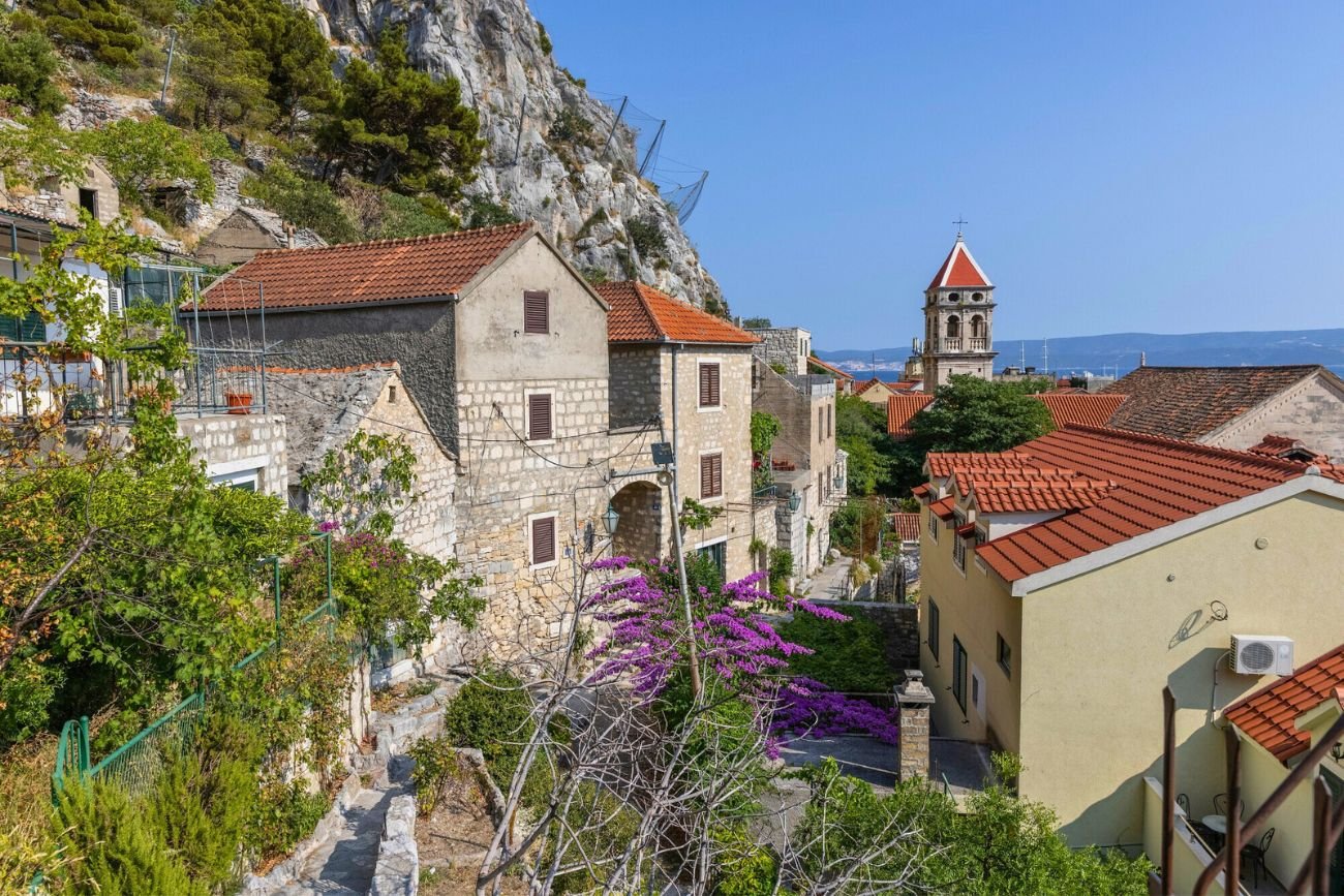 Miasteczko Omiš to jedno z ulubionych miejsc Polaków w Chorwacji