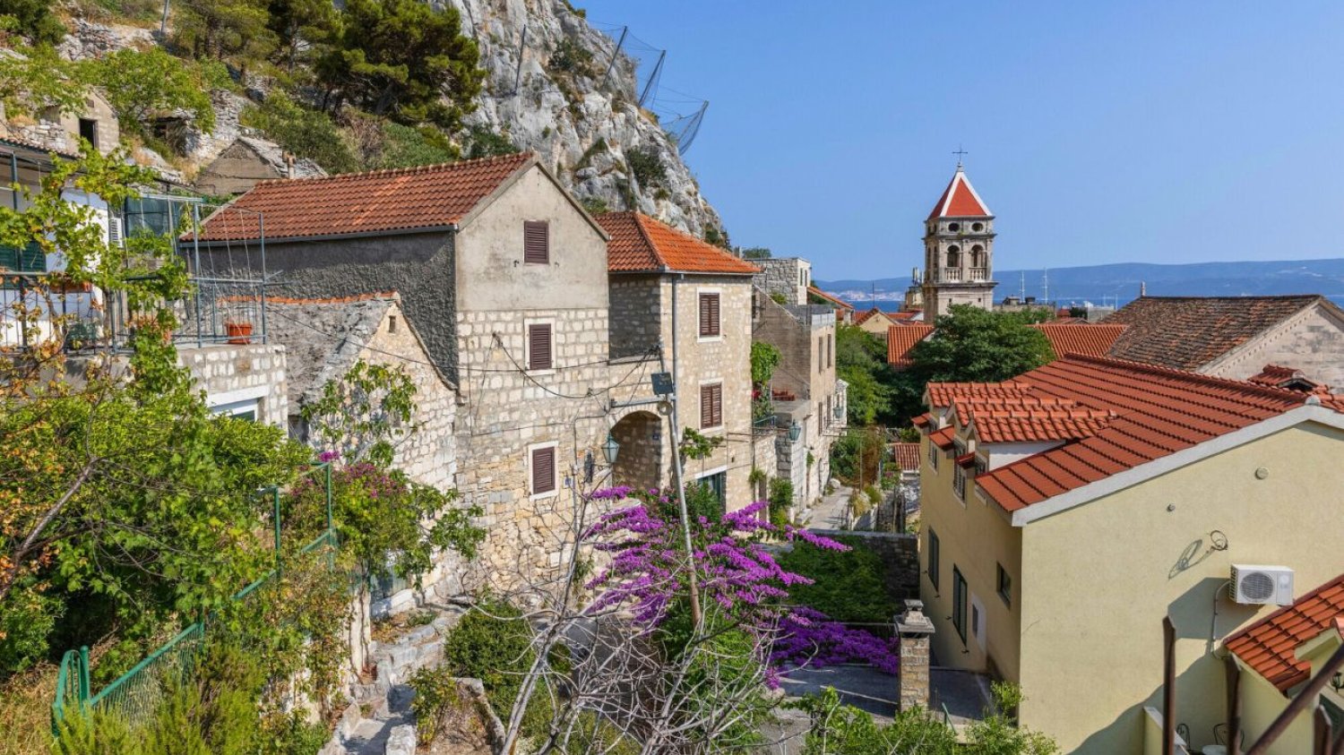 Miasteczko Omiš to jedno z ulubionych miejsc Polaków w Chorwacji