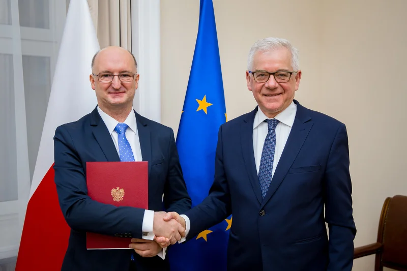 Wiceminister Spraw Zagranicznych w podróże służbowe jeździ pociągiem lub limuzyną. Samoloty odpadają z powodu... strachu przed lataniem