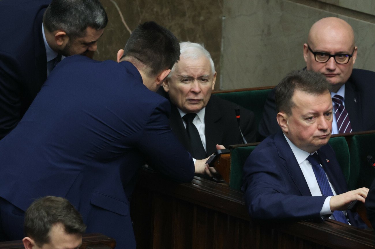 Jarosław Kaczyński i posłowie PiS w Sejmie