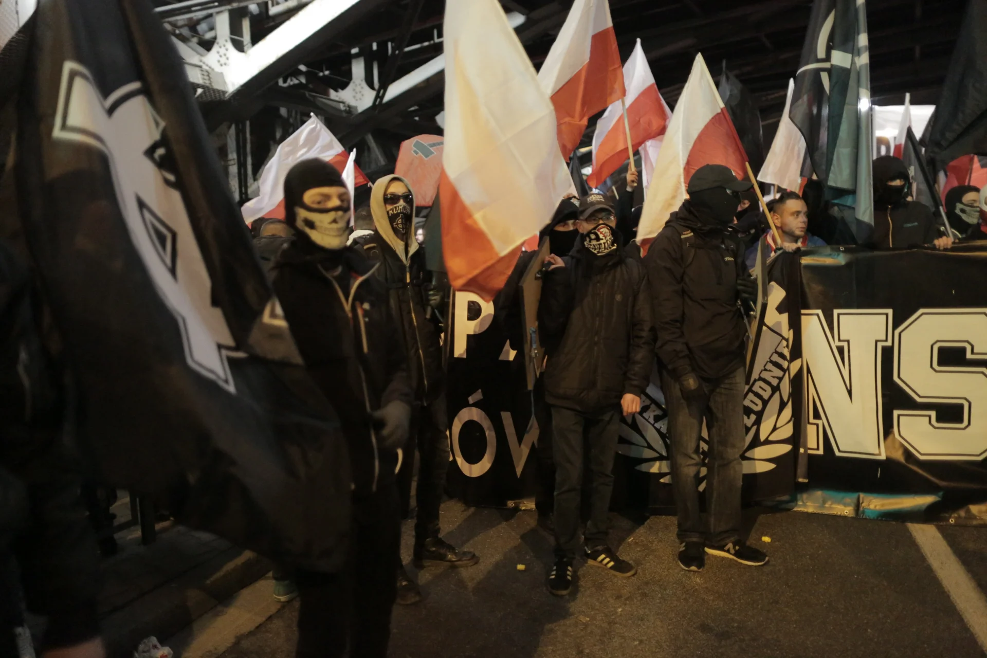Zdjęcie z Marszu Niepodległości 2017 r., o którym policja mówiła, że przebiegł właściwie bez incydentów.