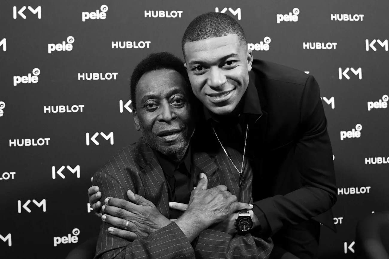 Pele i Kylian Mbappe. Wielu właśnie we Francuzie widzi następcę słynnego brazylijskiego napastnika.