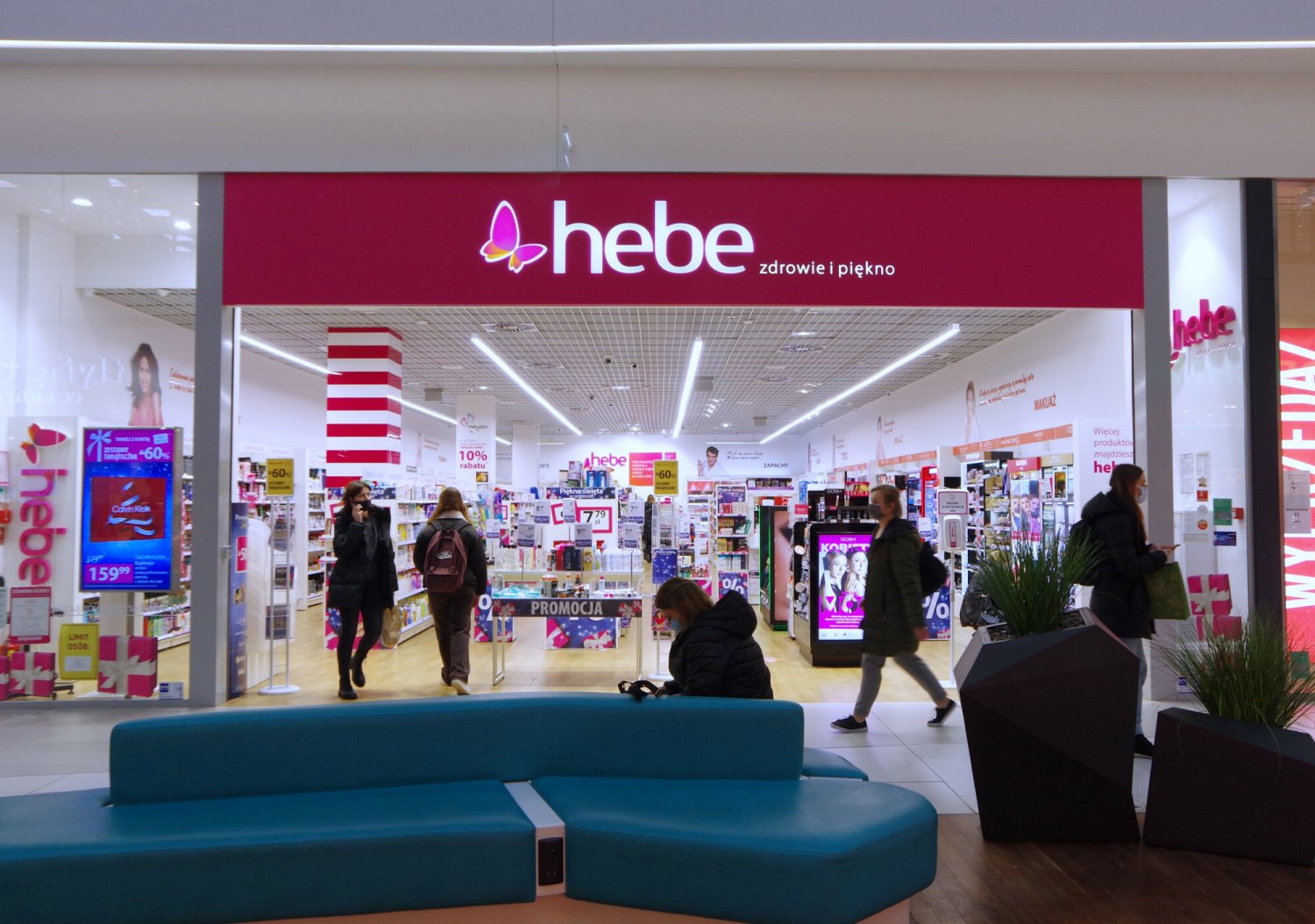 Prezent na Dzień Kobiet 2025. Hebe przeceniło arabskie perfumy Hebe przecenia viralowe perfumy Lattafa. To idealny prezent na Dzień Kobiet