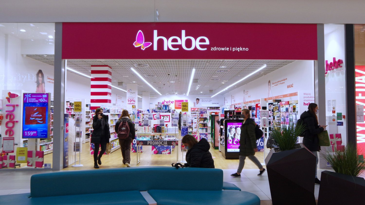 Hebe przecenia viralowe perfumy Lattafa. To idealny prezent na Dzień Kobiet