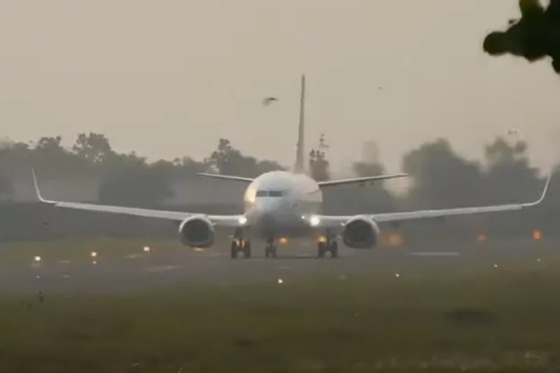 Samolot pasażerski zaginął po starcie z lotniska w Indonezji.