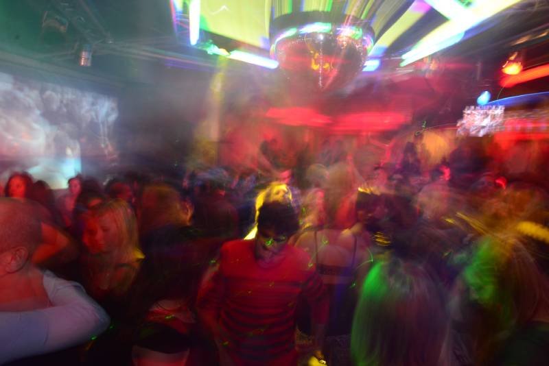 W lokalu bawiło się kilkadziesiąt osób. Sopot. Dyskoteka w środku pandemii koroanwirusa.