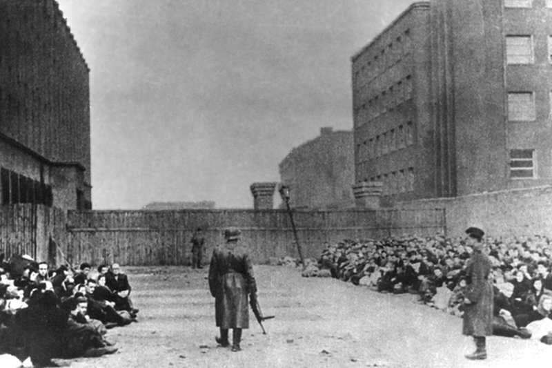 Getto warszawskie. Żydzi oczekujący na Umschlapgplatzu na deportację.