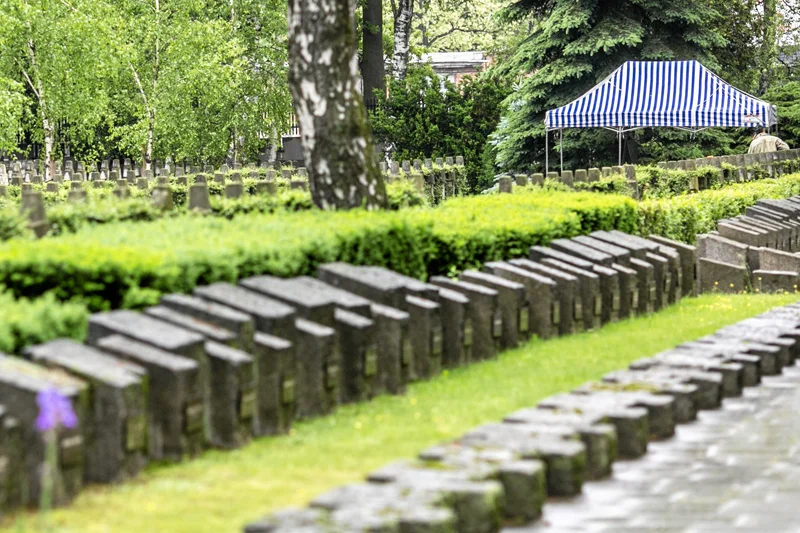 Zaledwie dwa lata temu na cmentarzu Powązki Wojskowe pochowano gen. Wojciecha Jaruzelskiego. Teraz groby osób takich, jak on miałyby z prestiżowych nekropolii zniknąć.
