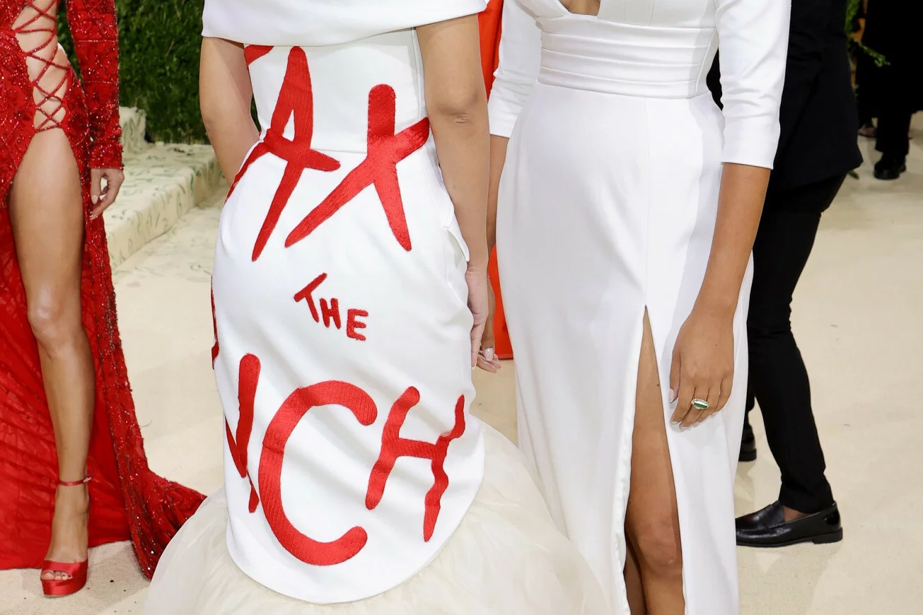 Napis "tax the rich" na sukience Alexandrii Ocasio-Cortez.